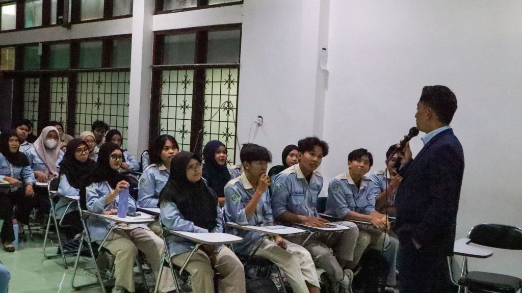 kuliah-tamu-internasional-unair-supply-chain-governance-perbankan