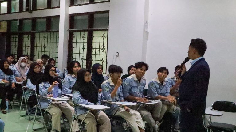 kuliah-tamu-internasional-unair-supply-chain-governance-perbankan