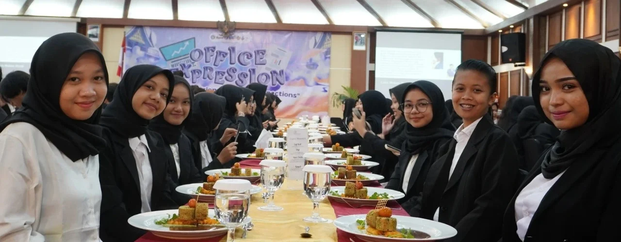 PERSIAPKAN HARD SKILL MAHASISWA UNTUK BERSAING DI DUNIA KERJA MELALUI PROGRAM KERJA OFFEX