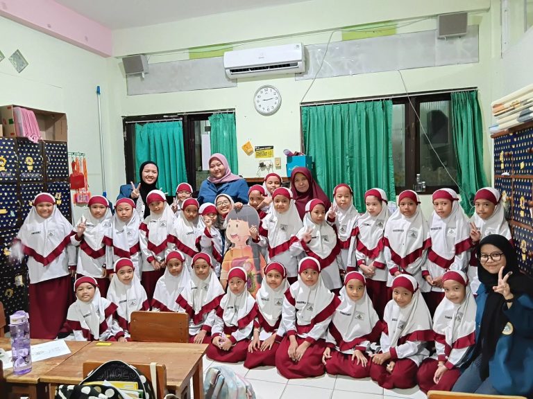 Mahasiswa D3 Keperawatan UNAIR Edukasi Sistem Pencernaan melalui Storytelling Bilingual