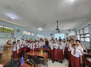 Edukasi kesadaran arsip sejak dini bagi siswa SDN Tambaksari 1 Surabaya
