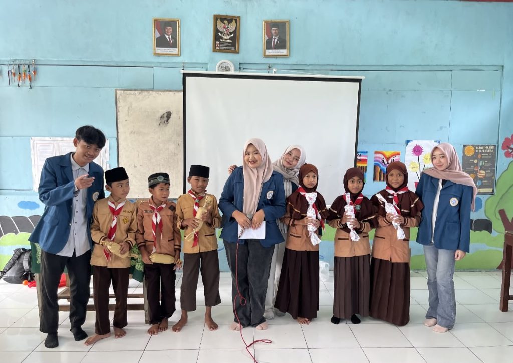 Animated health education by Diploma III Nursing students at MIS Miftahul Ulum Lamongan