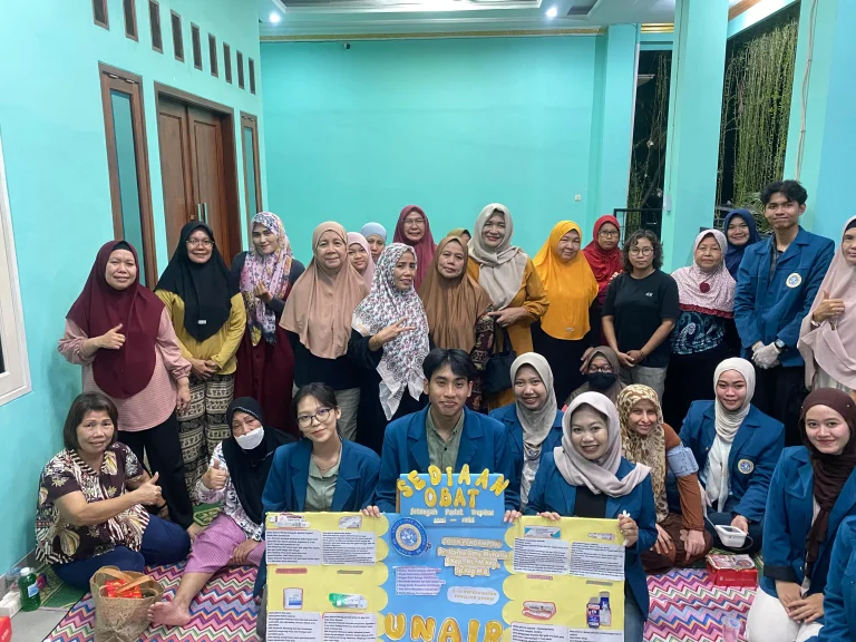 Edukasi Obat Setengah Padat Mahasiswa Vokasi UNAIR Tingkatkan Kesadaran Warga Babatan - allyea khaerunissa