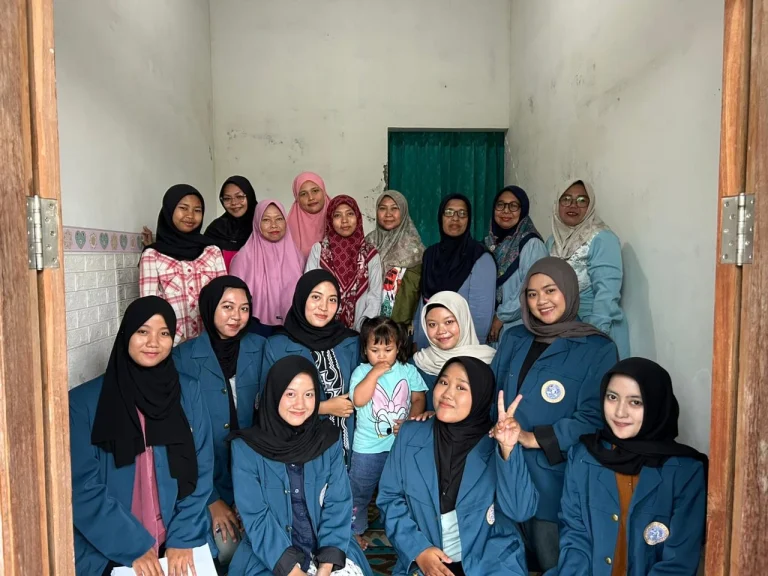 Edukasi indikasi klinis obat oleh mahasiswa D-III Keperawatan Fakultas Vokasi UNAIR