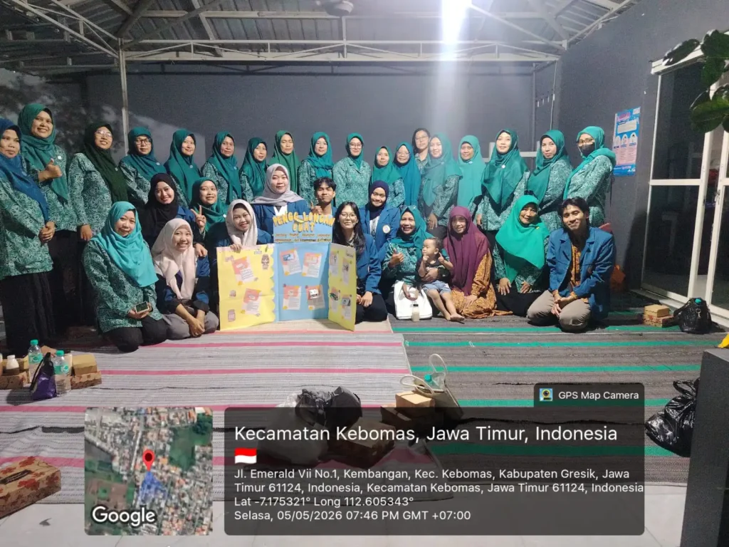 Mahasiswa Program Studi D-III Keperawatan saat Melakukan Edukasi Penggolongan dan Penyimpanan Obat untuk Meningkatkan Literasi Kesehatan Masyarakat