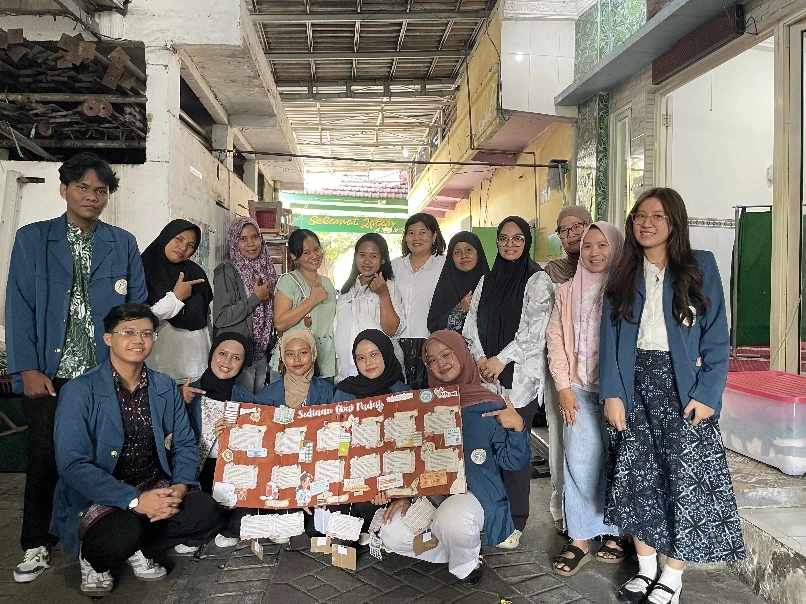 Edukasi penggunaan obat padat oleh mahasiswa D-III Keperawatan Fakultas Vokasi UNAIR