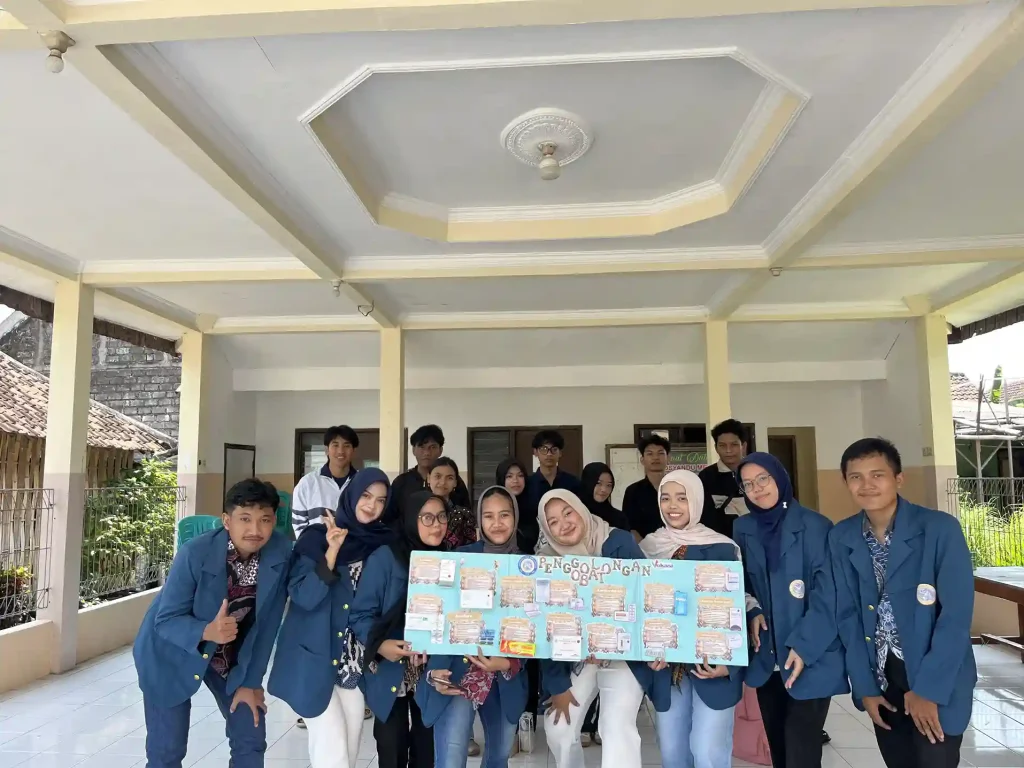 Edukasi fungsi obat berdasarkan sistem tubuh oleh mahasiswa D-III Keperawatan UNAIR