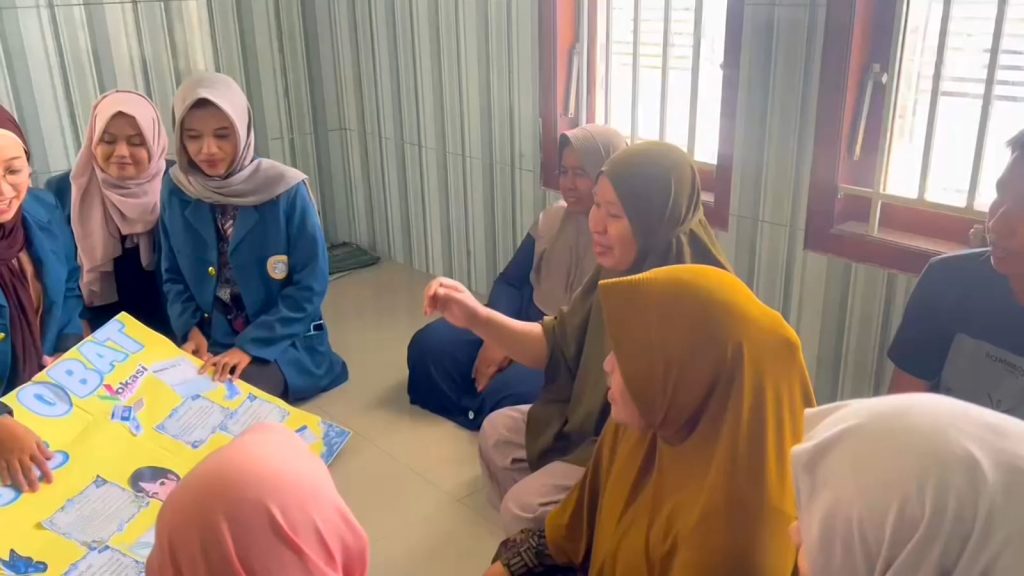 Mahasiswa Universitas Airlangga Hadirkan Edukasi Sediaan Obat Khusus Sekaligus Pemeriksaan Tekanan Darah Gratis bagi Masyarakat Pedesaan - Safirah anggra