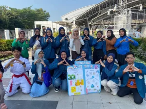 Melalui Edukasi Interaktif di Car Free Day, Mahasiswa Keperawatan Tingkatkan Pemahaman Masyarakat tentang Sediaan Obat Cair