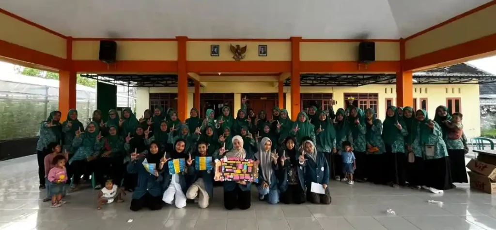 Edukasi membedakan jenis obat bagi warga Desa Pucuk
