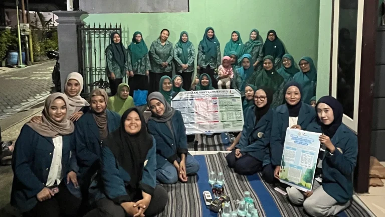 Edukasi literasi obat bahan alam oleh mahasiswa D-III Keperawatan Fakultas Vokasi Universitas Airlangga