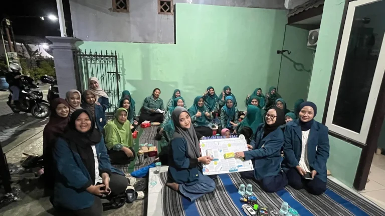 Edukasi jamu OHT dan fitofarmaka oleh mahasiswa D-III Keperawatan Fakultas Vokasi Universitas Airlangga