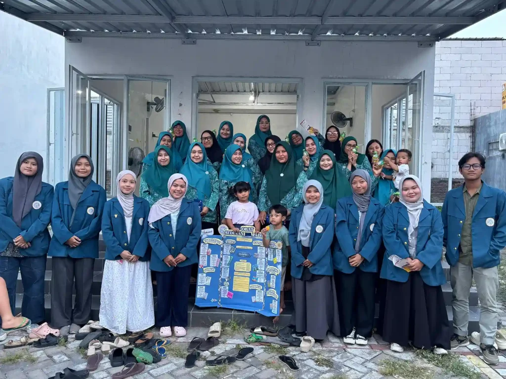 Edukasi sediaan obat padat oleh mahasiswa D-III Keperawatan Fakultas Vokasi Universitas Airlangga
