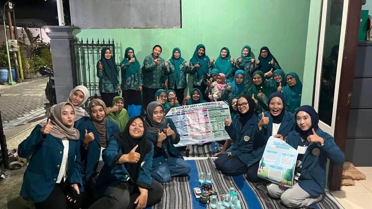 Edukasi sediaan obat khusus kepada masyarakat oleh mahasiswa D-III Keperawatan Fakultas Vokasi Universitas Airlangga