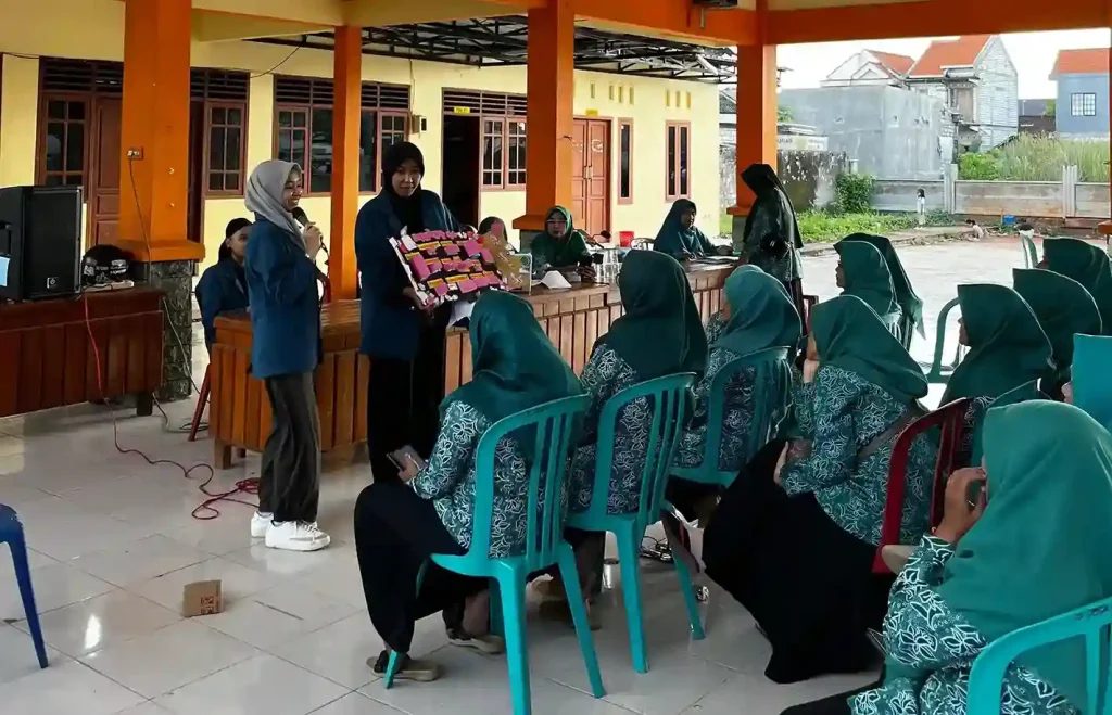Pentingnya Edukasi Penggolongan Obat Untuk Meningkatkan Pengetahuan Masyarakat Desa Pucuk, Kabupaten Lamongan - NUR FARAHDHILLAH