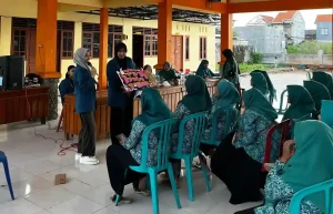 Pentingnya Edukasi Penggolongan Obat Untuk Meningkatkan Pengetahuan Masyarakat Desa Pucuk, Kabupaten Lamongan - NUR FARAHDHILLAH