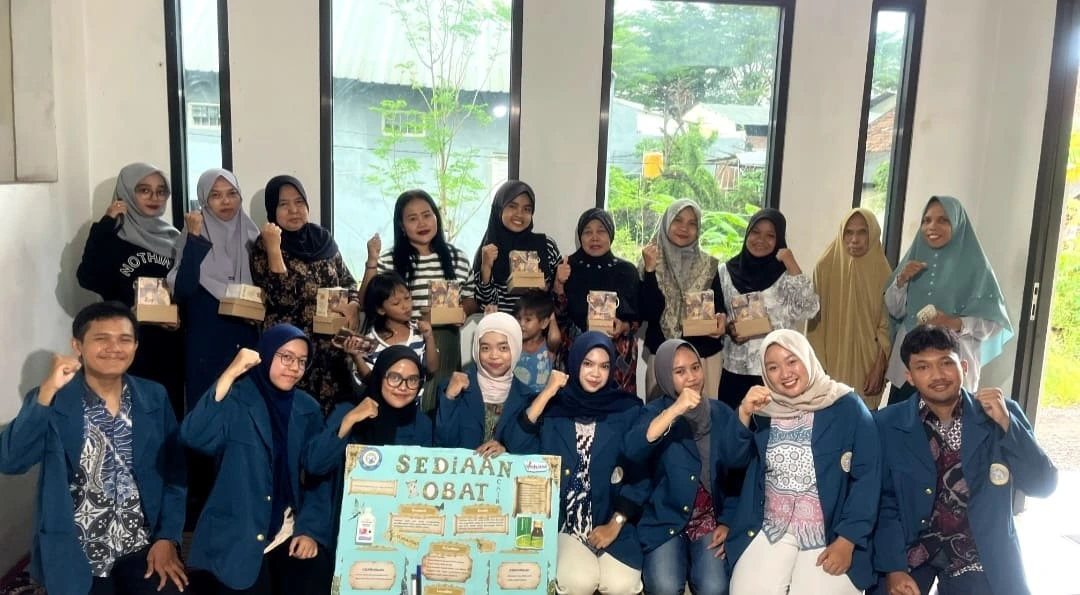 Edukasi penggunaan obat cair oleh mahasiswa D-III Keperawatan UNAIR