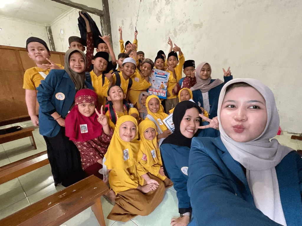 Eye care for children education by UNAIR Vocational Nursing students