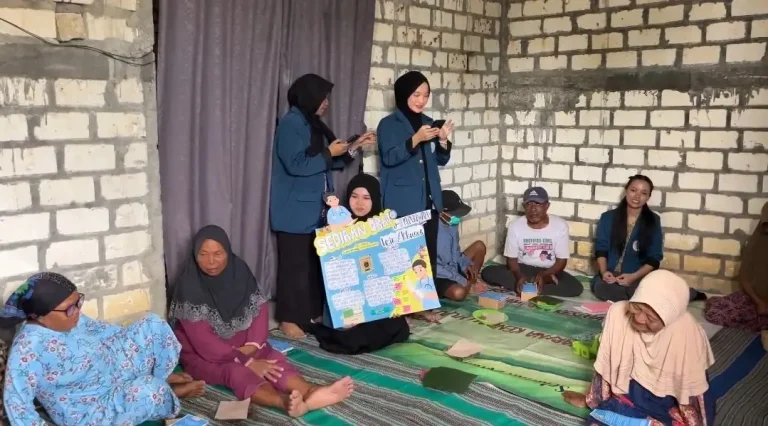 Mahasiswa UNAIR Jadi Educator Kenalkan Sediaan Obat Khusus kepada Masyarakat Desa Bulu Gondang, Lamongan