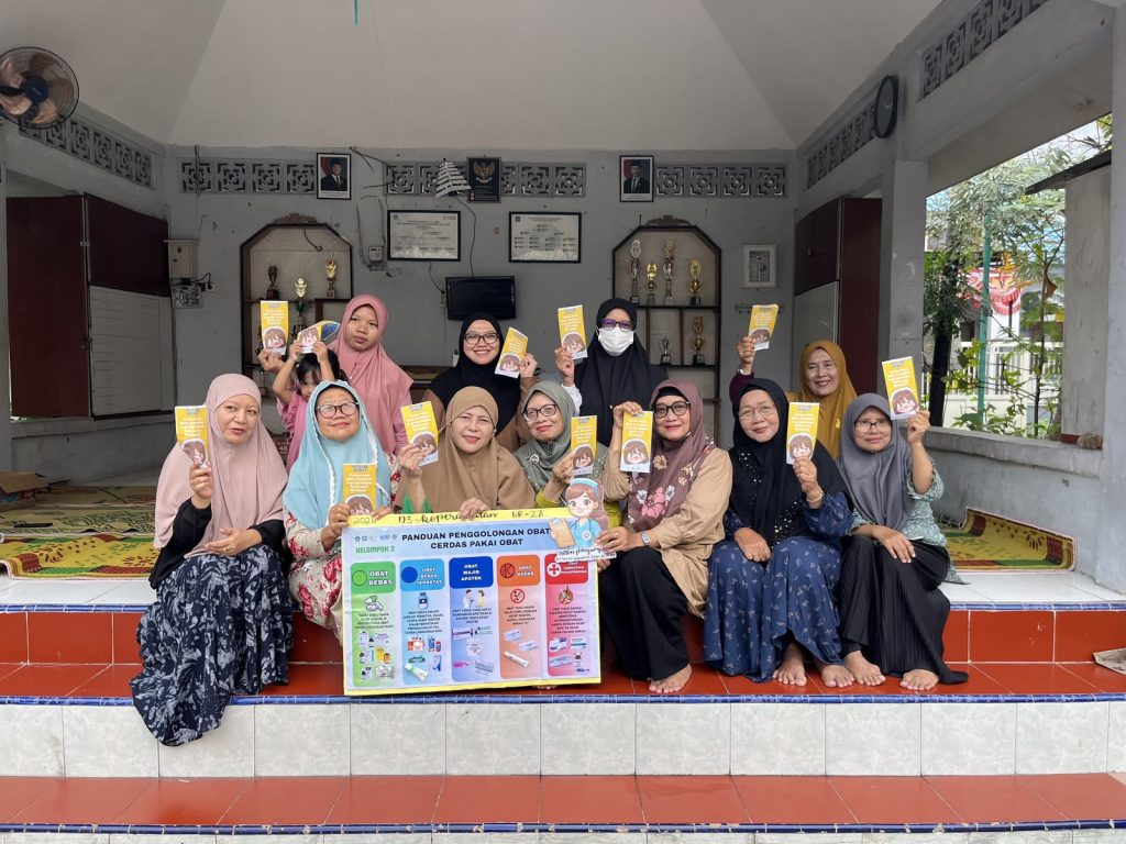 Membentuk Keluarga Cerdas Obat melalui Edukasi Penggunaan Sediaan Obat Setengah Padat Mahasiswa Program Studi D-III Keperawatan Universitas Airlangga melaksanakan edukasi kesehatan mengenai penggunaan sediaan obat setengah padat bagi ibu-ibu PKK RT 12/RW 04 Jalan Gajah Mada, Sukorejo, Bojonegoro. Kegiatan yang merupakan bagian dari project pembelajaran Farmakologi tersebut dilaksanakan pada Minggu, 10 Mei 2026, pukul 16.00–17.30 WIB di lingkungan RT 12/RW 04 dengan jumlah peserta sebanyak 20 orang. Kegiatan bertujuan meningkatkan pemahaman masyarakat mengenai penggunaan obat topikal yang aman, tepat, dan rasional. Edukasi diberikan karena penggunaan obat oles masih sering dilakukan tanpa memahami perbedaan bentuk sediaan maupun aturan penggunaannya. Pengenalan Sediaan Obat Setengah Padat Materi yang disampaikan meliputi berbagai jenis sediaan obat setengah padat, yaitu salep, krim, gel, pasta, sapo kalinus, dan liniment. Penjelasan mencakup karakteristik, fungsi, indikasi, cara penggunaan, serta penyimpanan masing-masing sediaan obat. Menurut salah satu pemateri, “Masih banyak masyarakat yang menganggap seluruh obat oles memiliki fungsi dan cara penggunaan yang sama, padahal setiap sediaan memiliki karakteristik yang berbeda sehingga penggunaannya perlu disesuaikan dengan kondisi yang dialami.” Selain membahas penggunaan obat, edukasi juga menekankan pentingnya memperhatikan indikasi dan kontraindikasi guna menghindari kesalahan penggunaan yang dapat menurunkan efektivitas terapi maupun menimbulkan efek yang tidak diinginkan. Antusiasme Peserta dalam Diskusi Penyampaian materi didukung oleh media edukasi berupa papan obat, poster, dan leaflet yang dirancang sederhana serta mudah dipahami. Metode ceramah, diskusi, demonstrasi, dan tanya jawab digunakan untuk menciptakan suasana pembelajaran yang interaktif. Antusiasme peserta terlihat selama sesi diskusi berlangsung. Berbagai pertanyaan diajukan mengenai perbedaan salep, krim, dan gel, cara penggunaan obat pada kondisi tertentu, serta penyimpanan obat yang benar di rumah. Diskusi berjalan aktif karena materi yang diberikan berkaitan langsung dengan kebutuhan kesehatan keluarga sehari-hari. Salah satu peserta menyampaikan, “Edukasi ini memberikan pengetahuan baru mengenai perbedaan salep, krim, dan gel yang sebelumnya dianggap sama dalam penggunaan sehari-hari.” Kegiatan semakin menarik melalui sesi ice breaking dan demonstrasi enam langkah mencuci tangan yang diikuti seluruh peserta. Suasana tersebut mendorong partisipasi aktif sekaligus memperkuat pemahaman materi yang telah disampaikan. Dampak dan Harapan Edukasi penggunaan sediaan obat setengah padat diharapkan mampu meningkatkan literasi kesehatan masyarakat, khususnya dalam penggunaan obat topikal. Pengetahuan yang diperoleh dapat membantu keluarga menerapkan penggunaan obat secara lebih aman, tepat, dan rasional. Kegiatan ini menjadi wujud implementasi ilmu keperawatan sekaligus kontribusi mahasiswa dalam mendukung upaya promotif dan preventif di masyarakat. Melalui edukasi kesehatan yang berkelanjutan, masyarakat diharapkan semakin mandiri dalam menjaga kesehatan keluarga. Penulis: Chantika Claudia Kis Monic Program Studi: D-III Keperawatan Universitas Airlangga