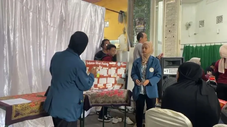 Edukasi sediaan obat padat oleh mahasiswa D-III Keperawatan Universitas Airlangga