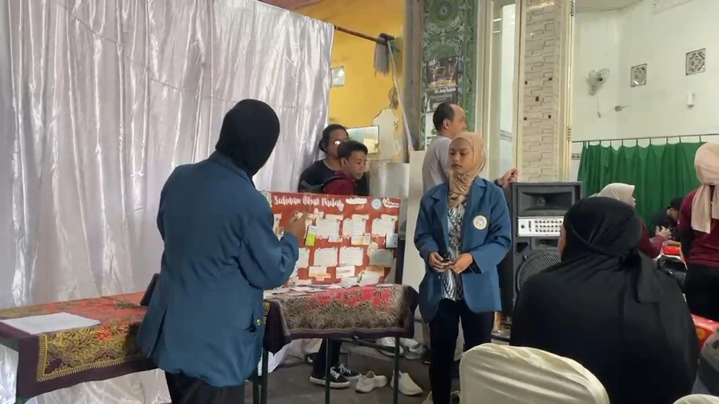 Edukasi sediaan obat padat oleh mahasiswa D-III Keperawatan Universitas Airlangga