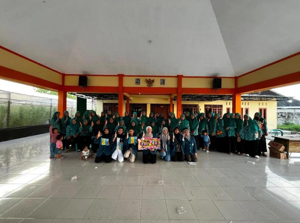 Edukasi kategorisasi obat oleh mahasiswa D3 Keperawatan UNAIR