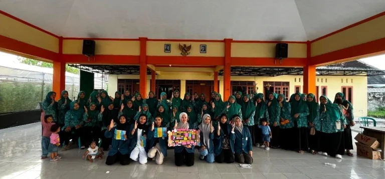 Edukasi kategorisasi obat oleh mahasiswa D3 Keperawatan UNAIR