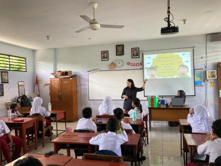 Edukasi bahaya scamming oleh dosen Teknik Informatika UNAIR