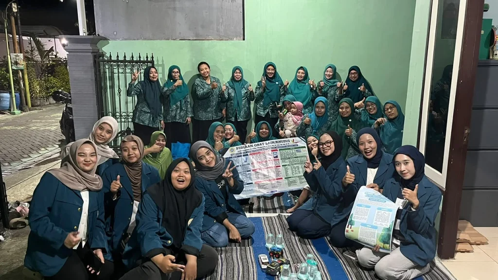 Edukasi obat khusus oleh mahasiswa D-III Keperawatan Fakultas Vokasi Universitas Airlangga