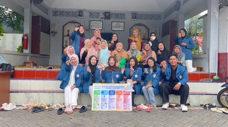 Edukasi arti simbol obat oleh mahasiswa D-III Keperawatan Fakultas Vokasi UNAIR