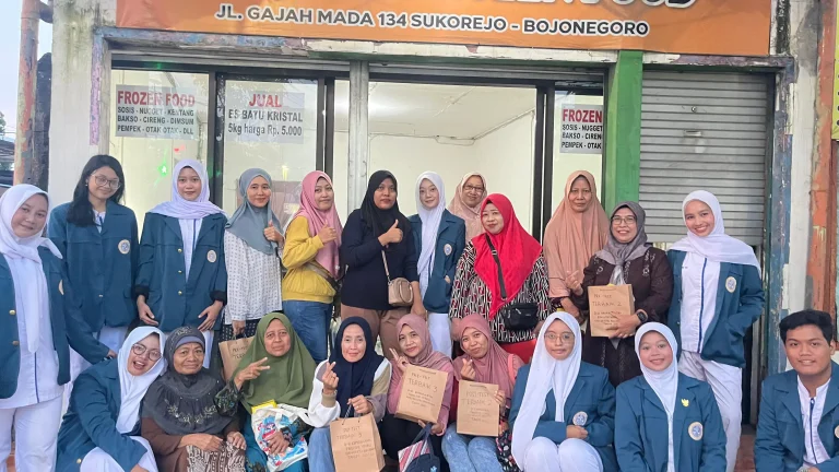 Edukasi salep dan krim oleh mahasiswa D-III Keperawatan Fakultas Vokasi UNAIR