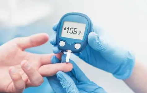 Ilustrasi pemeriksaan cek glukosa darah menggunakan glukometer digital