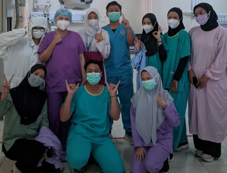 Mahasiswa D-III Keperawatan UNAIR menjalani magang keperawatan IGD di RSUA
