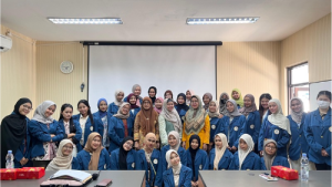 Mahasiswa Program Studi D-III Keperawatan Fakultas Vokasi Universitas Airlangga menjalani praktik klinik di Ruang Verlos Kamer (VK) RS Universitas Airlangga. | Foto: Dokumentasi Pribadi