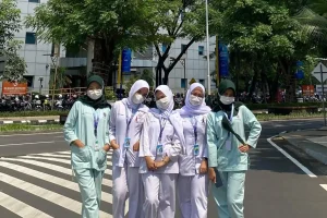 Mahasiswa D-III Keperawatan UNAIR menjalani magang keperawatan medikal bedah di RSUA