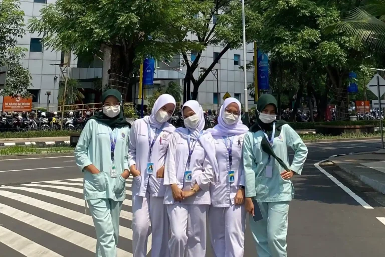 Mahasiswa D-III Keperawatan UNAIR menjalani magang keperawatan medikal bedah di RSUA