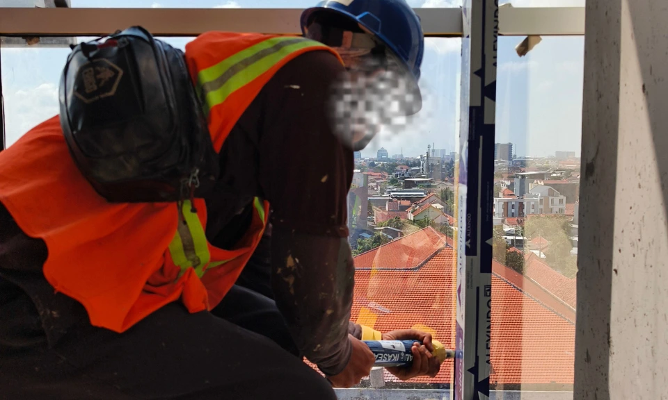 Pekerja konstruksi mengikuti aktivitas di proyek sebagai bagian dari penelitian mengenai kelelahan kerja