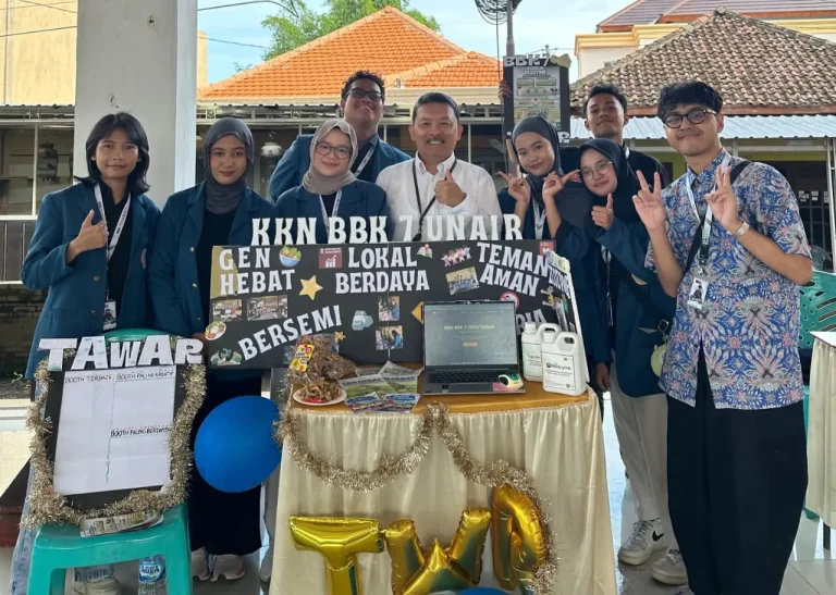 Mahasiswa BBK 7 UNAIR bersama Dosen Pembimbing Lapangan pada Sesi Presentasi Program Kerja