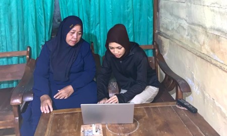 Mahasiswa D-III Akuntansi UNAIR Susun Laporan Laba Rugi UMKM Kerupuk Gendar Tuban