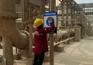 Alat pelindung diri yang digunakan pekerja di lingkungan kerja