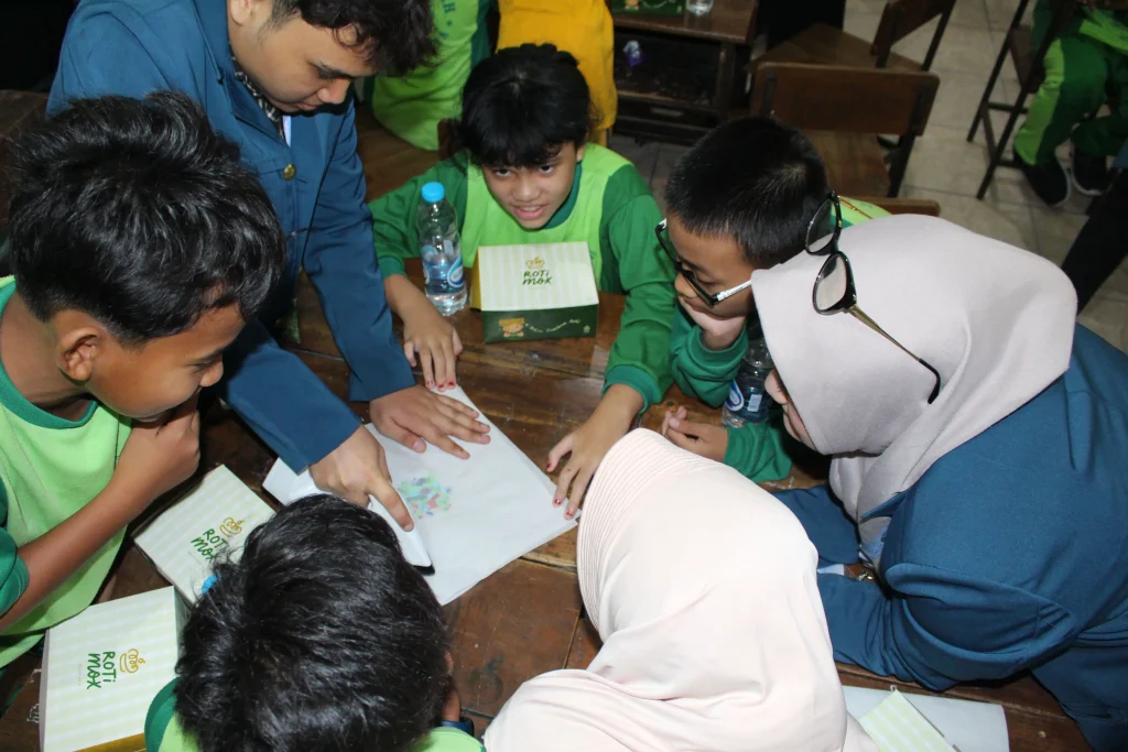 Program Kerja Inovasi Olahan Limbah Tutup Botol Bekas menjadi Gantungan Kunci di SDN Keputih 245 Surabaya
