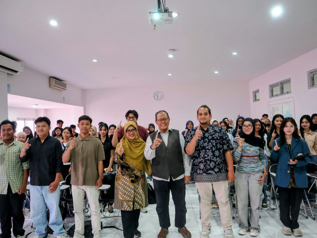 Kuliah Tamu Internasional VOKASI UNAIR Bahas Peran AI dan FinTech dalam Masa Depan Perbankan