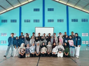 Vokasi UNAIR Tingkatkan Pemahaman Remaja tentang Leukemia di SMAN 1 Sukomoro