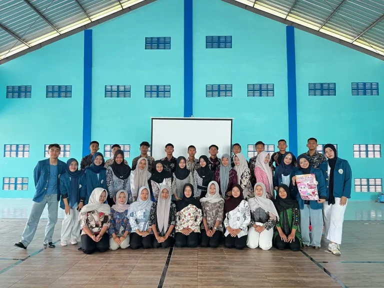 Vokasi UNAIR Tingkatkan Pemahaman Remaja tentang Leukemia di SMAN 1 Sukomoro