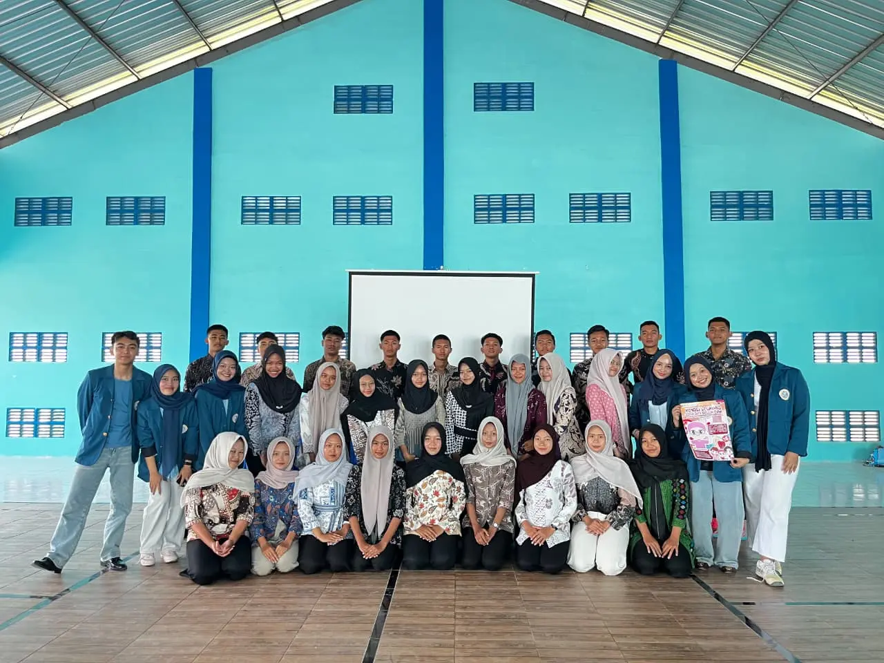 Mahasiswa Keperawatan Vokasi UNAIR Tingkatkan Pemahaman Remaja tentang Leukemia di SMAN 1 Sukomoro