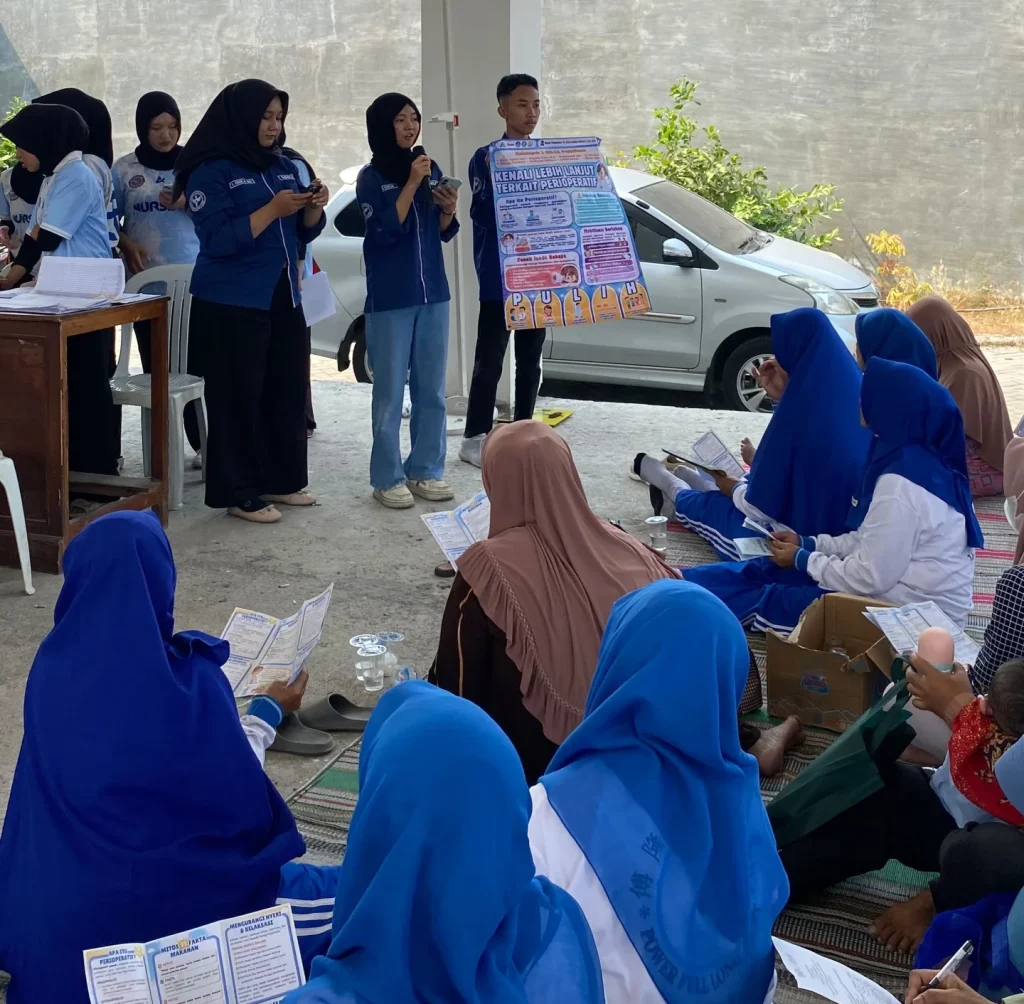 Edukasi perawatan perioperatif bagi ibu hamil dan lansia di Posyandu Cerme, Gresik.