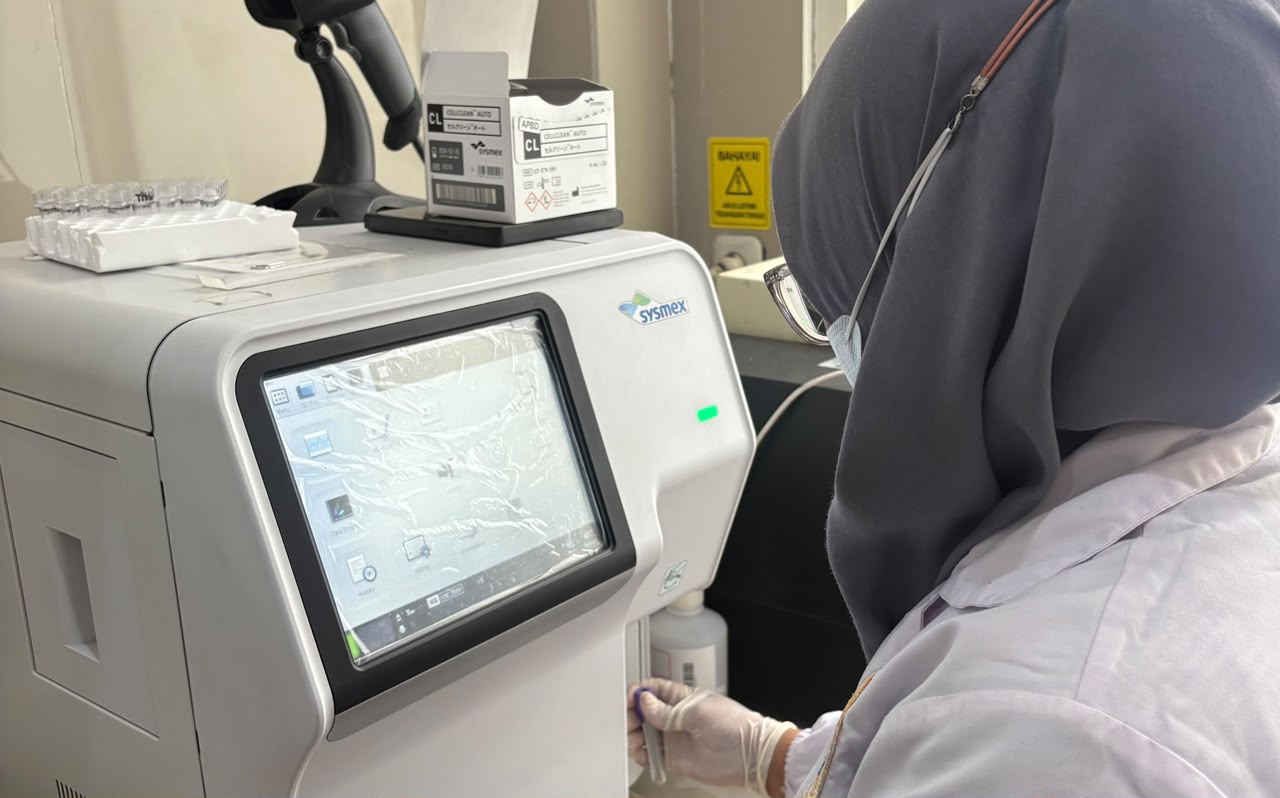 Mengenal Perbedaan Hematology Analyzer melalui Pengalaman Magang Mahasiswa TLM VOKASI UNAIR