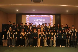 Peserta MONEV II BLM Vokasi dalam kegiatan evaluasi setengah periode kepengurusan BEM Fakultas Vokasi.
