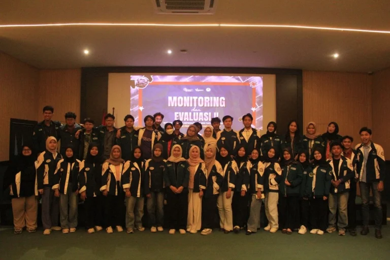 Peserta MONEV II BLM Vokasi dalam kegiatan evaluasi setengah periode kepengurusan BEM Fakultas Vokasi.